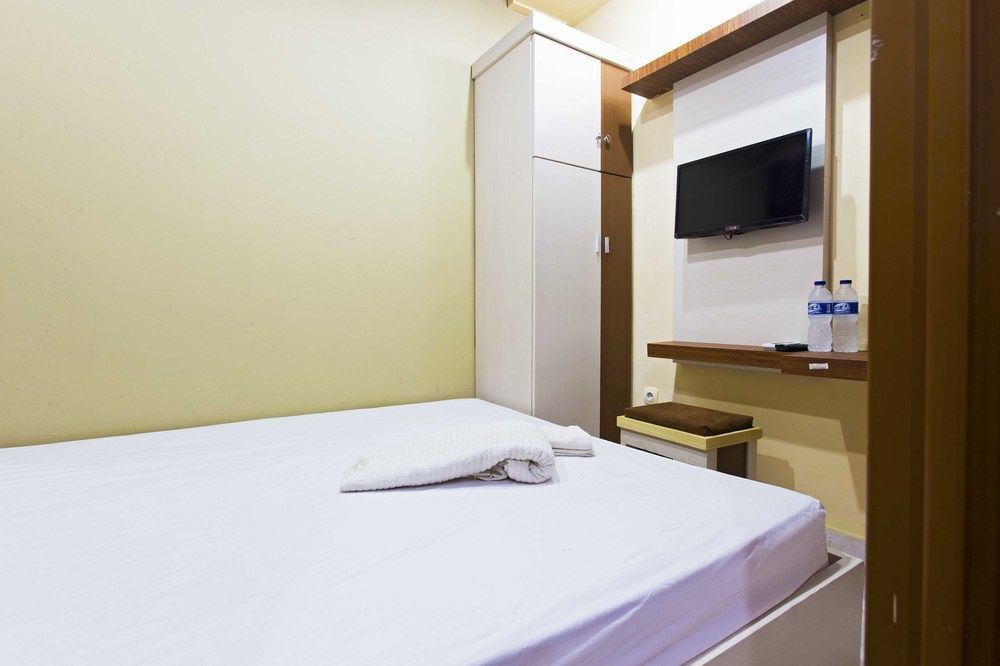 Reddoorz @ Tebet Asem Baris Hotel Jakarta Exterior photo